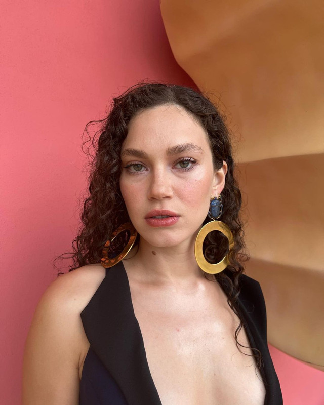 Melisa Şenolsun'un göğüs dekoltesi Instagram'ı salladı: Zeynep Bastık'tan flaş yorum! - Resim: 4