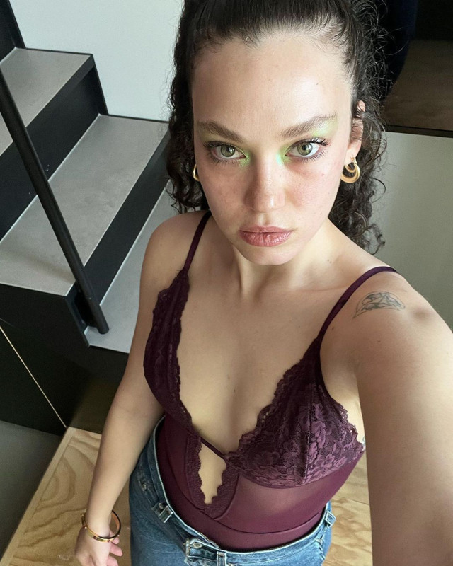 Melisa Şenolsun'un göğüs dekoltesi Instagram'ı salladı: Zeynep Bastık'tan flaş yorum! - Resim: 0