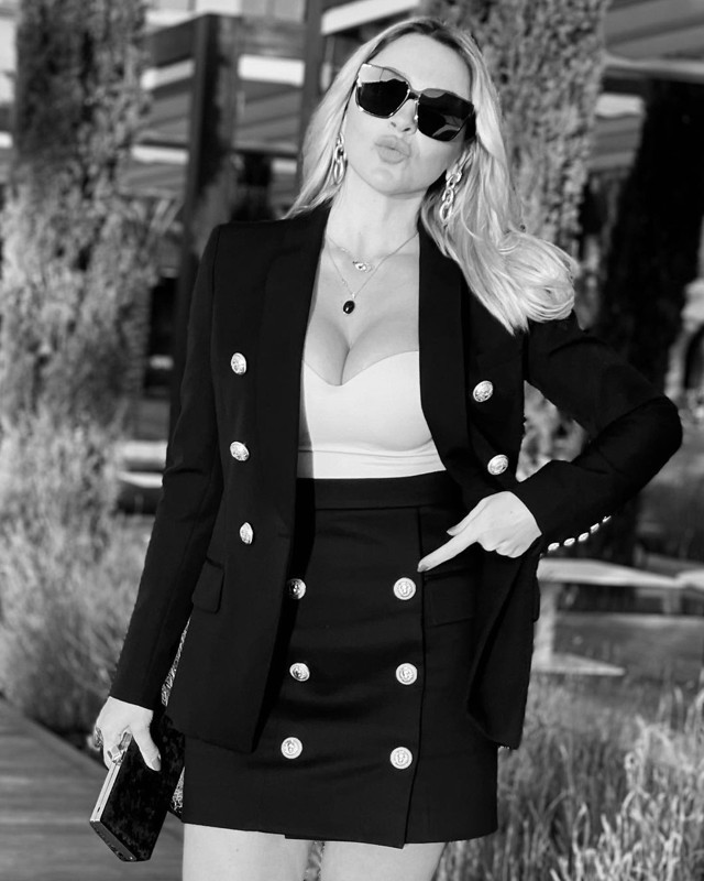 Hadise göğüs dekolteli siyah beyaz pozlarıyla Instagram'ı salladı: "Bitiyorum şu kadına var ya" - Resim: 3