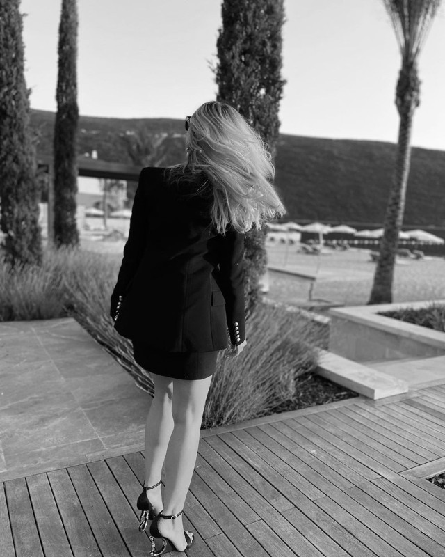 Hadise göğüs dekolteli siyah beyaz pozlarıyla Instagram'ı salladı: "Bitiyorum şu kadına var ya" - Resim: 5