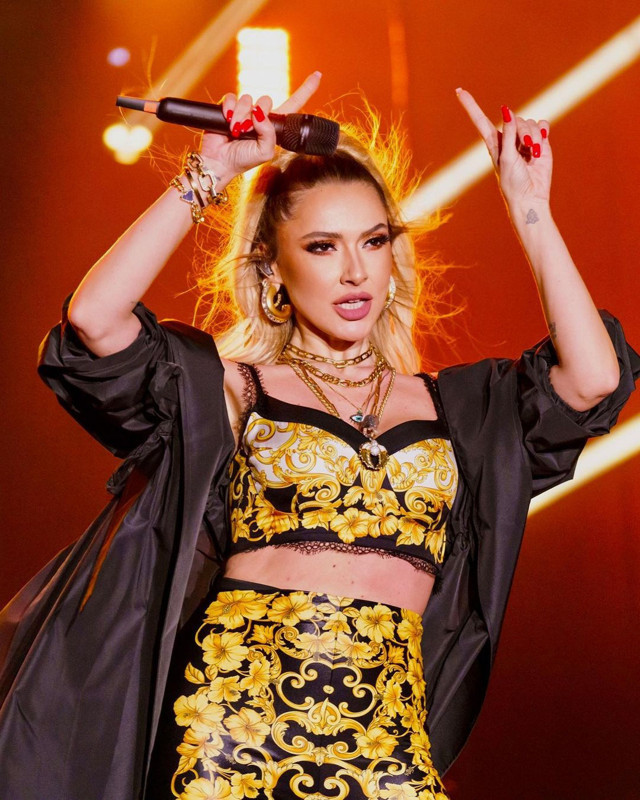 Hadise göğüs dekolteli siyah beyaz pozlarıyla Instagram'ı salladı: "Bitiyorum şu kadına var ya" - Resim: 0