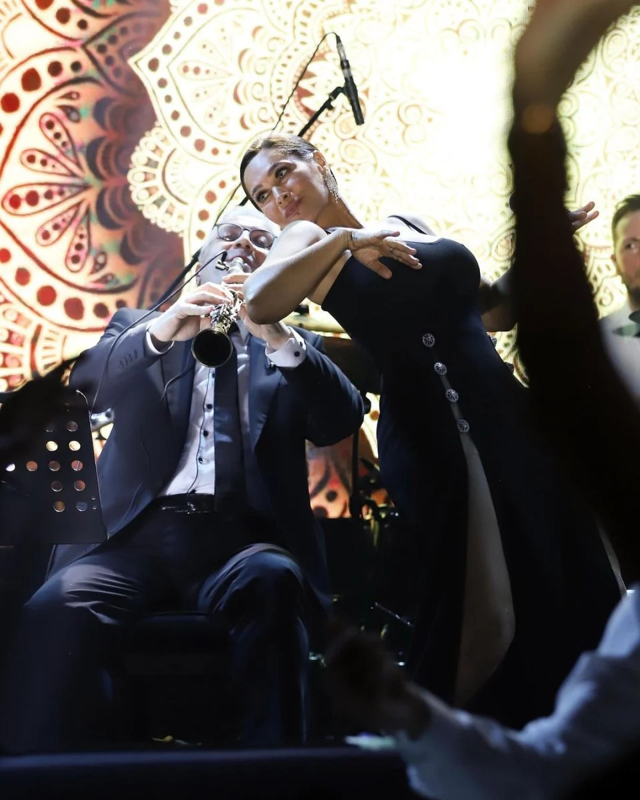 Hülya Avşar sahnede büyüledi, sosyal medyayı salladı! Kasık dekolteli elbisesi olay oldu - Resim: 1