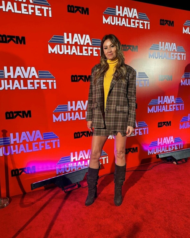 Süper minili Pınar Altuğ sosyal medyayı salladı! Takipçisine olay cevap: "Aptala anlatır gibi anlatmak gerekiyor" - Resim: 1