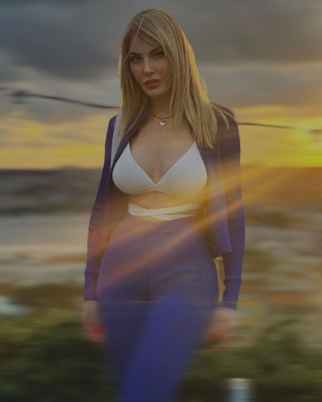 Hande Sarıoğlu'nun sırt dekoltesi olay oldu! 'Yerli Wanda Nara' sosyal medyayı salladı - Resim: 2