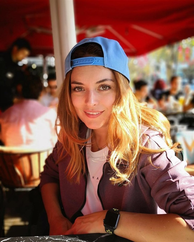 Ezgi Mola takipçisine fena ayar verdi! - Resim: 1