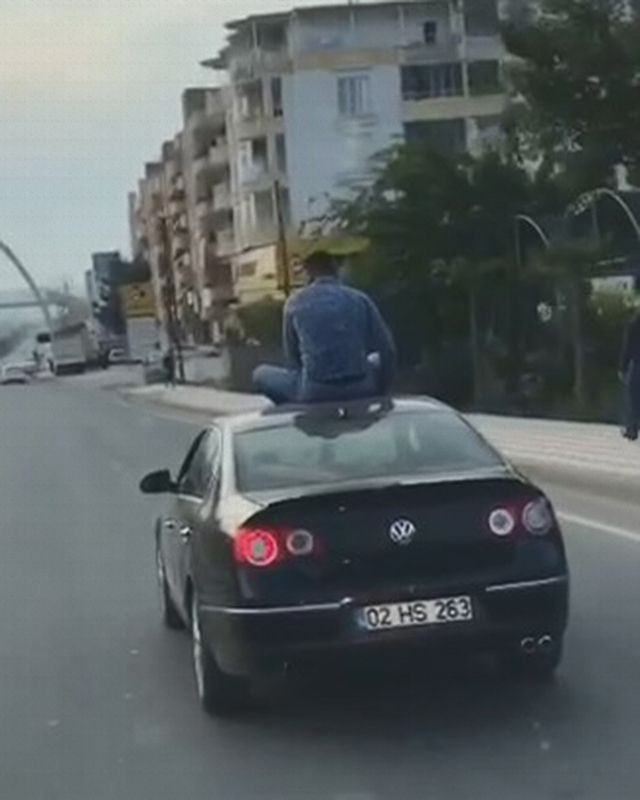 Batman'da otomobilin üstüne oturarak yolculuk yaptı - Resim: 4