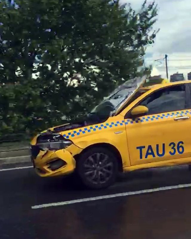 İstanbul'da kaputu açık ilerleyen taksi şaşkınlığı - Resim: 1