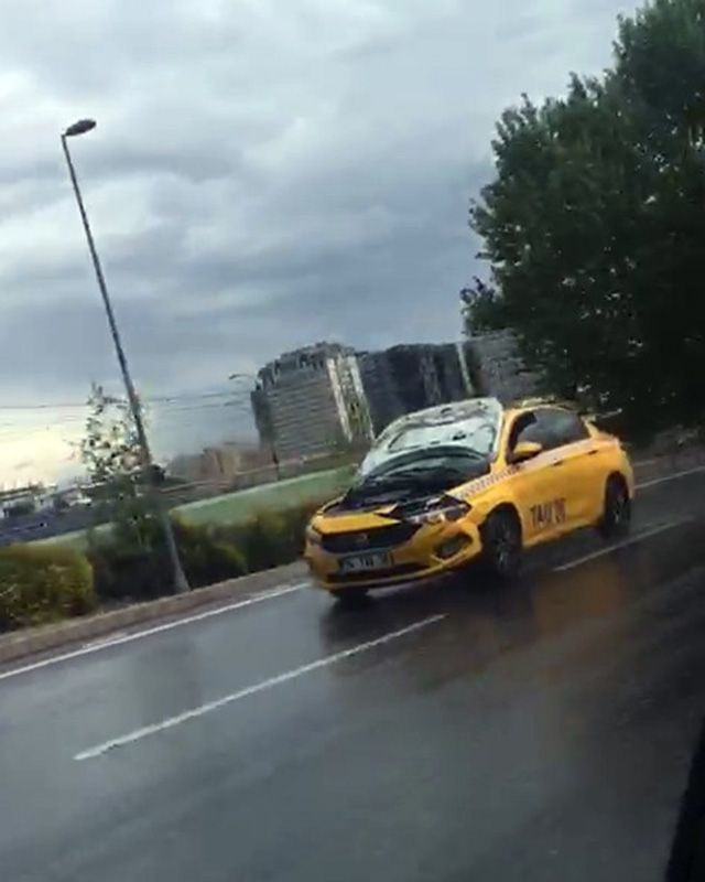 İstanbul'da kaputu açık ilerleyen taksi şaşkınlığı - Resim: 2