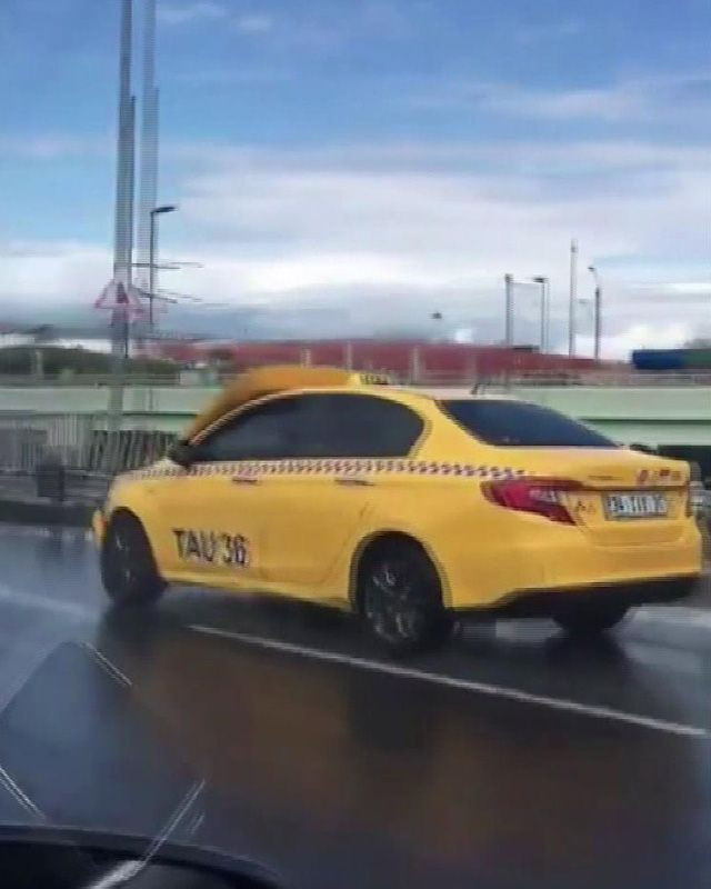 İstanbul'da kaputu açık ilerleyen taksi şaşkınlığı - Resim: 3