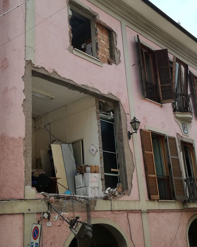 İtalya’da gaz patlaması Belediye başkanı ve 8 kişi yaralandı - Resim: 3