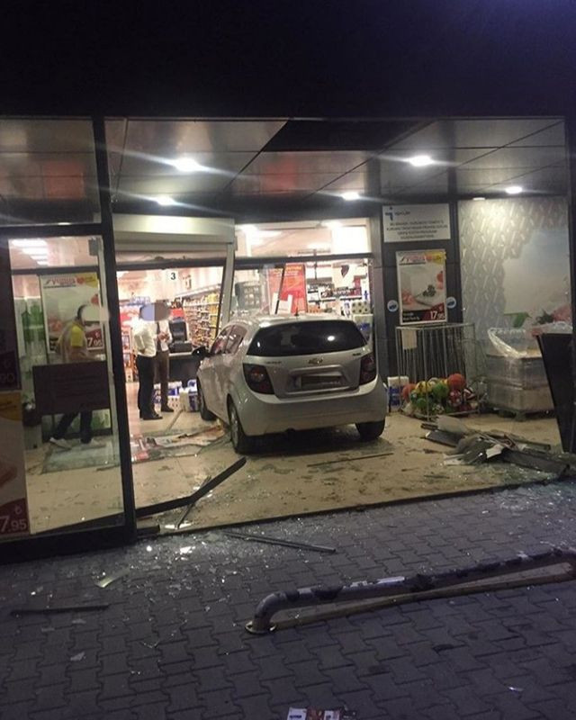 Ankara'da 3 yaşındaki çocuğun çalıştırdığı araç markete daldı - Resim: 2