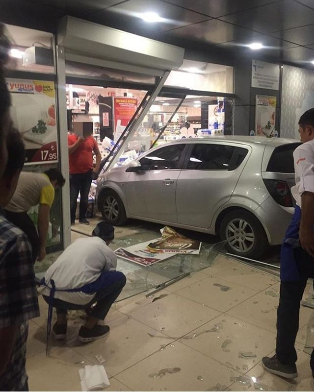 Ankara'da 3 yaşındaki çocuğun çalıştırdığı araç markete daldı - Resim: 3