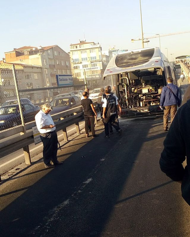 İstanbul'da metrobüste yangın Seferler aksadı - Resim: 4