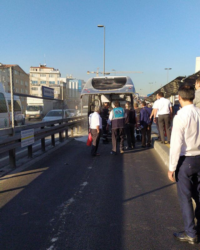 İstanbul'da metrobüste yangın Seferler aksadı - Resim: 3