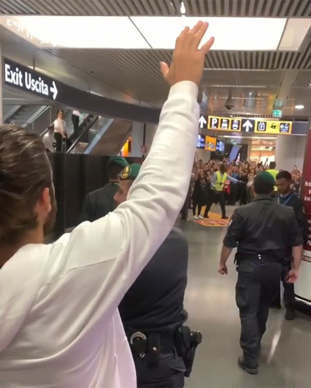 Can Yaman Roma’yı yaktı Havalimanında büyük izdiham - Resim: 4