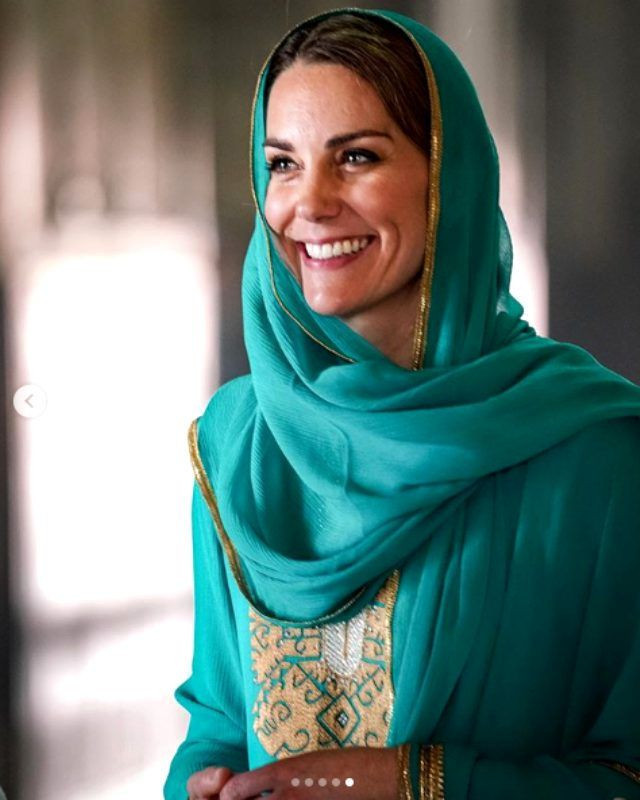 Prens William'ın eşi Kraliyet gelini Kate Middleton başörtü taktı Kuran'ı Kerim dinledi - Resim: 4