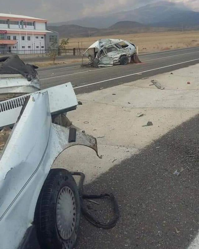 Kayseri'de TIR ile çarpışan otomobil ikiye bölündü - Resim: 4