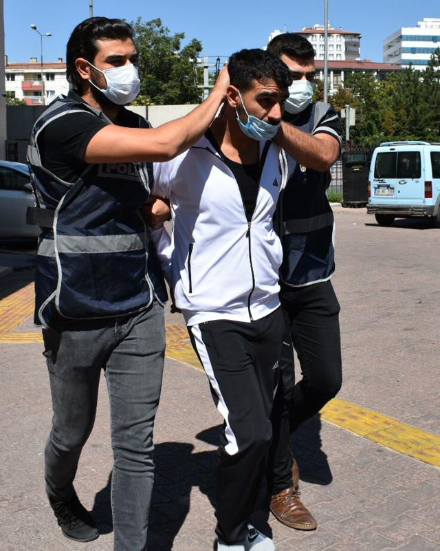 Kayseri'de 14 yıl hapisle aranan hükümlü, kanepe arkasında yakalandı - Resim: 0