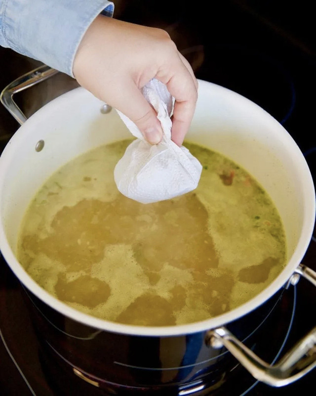 Yağı fazla kaçan yemeğiniz ziyan olmasın! İşte bilmeniz gereken pratik yol - Resim: 0