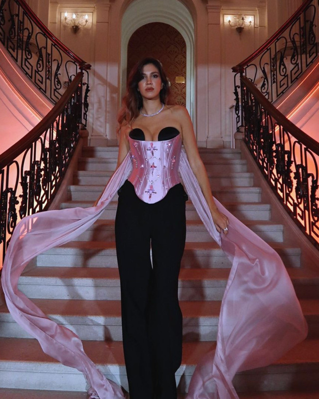 Melodi Erbirlier'in kıyafeti dile düştü: Sütyenin süngerini unutmuş - Resim: 1