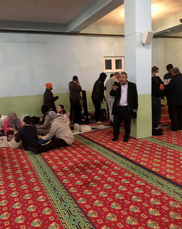 İstanbul'da yollarda mahsur kalan vatandaşlar camilerde misafir ediliyor - Resim: 0