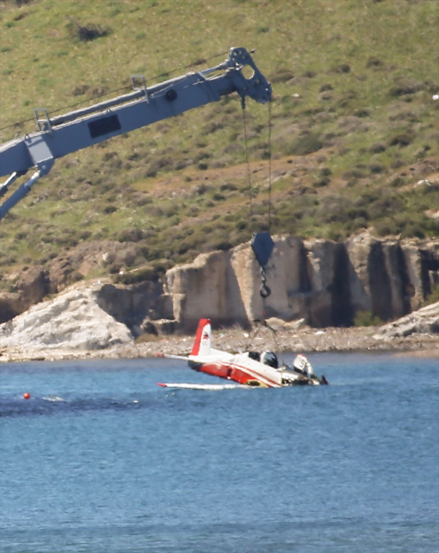 İzmir Foça'da denize düşen eğitim uçağının enkazı çıkarıldı! 2 pilot kurtarılmıştı - Resim: 0