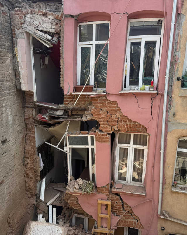 Fatih'te bir binada kısmi çökme meydana geldi - Resim: 1