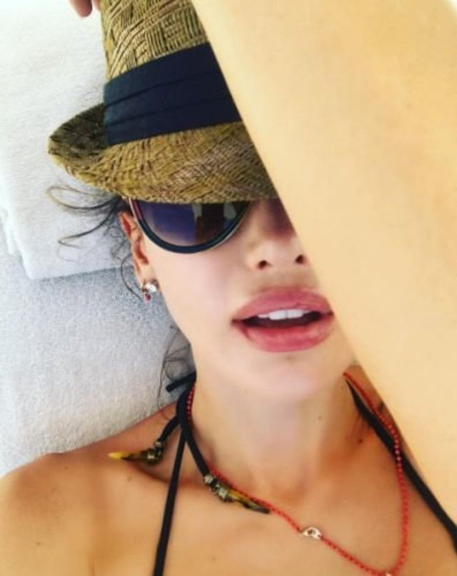 Emina Sandal'ın dudak pozları rekor kırdı! - Resim: 3