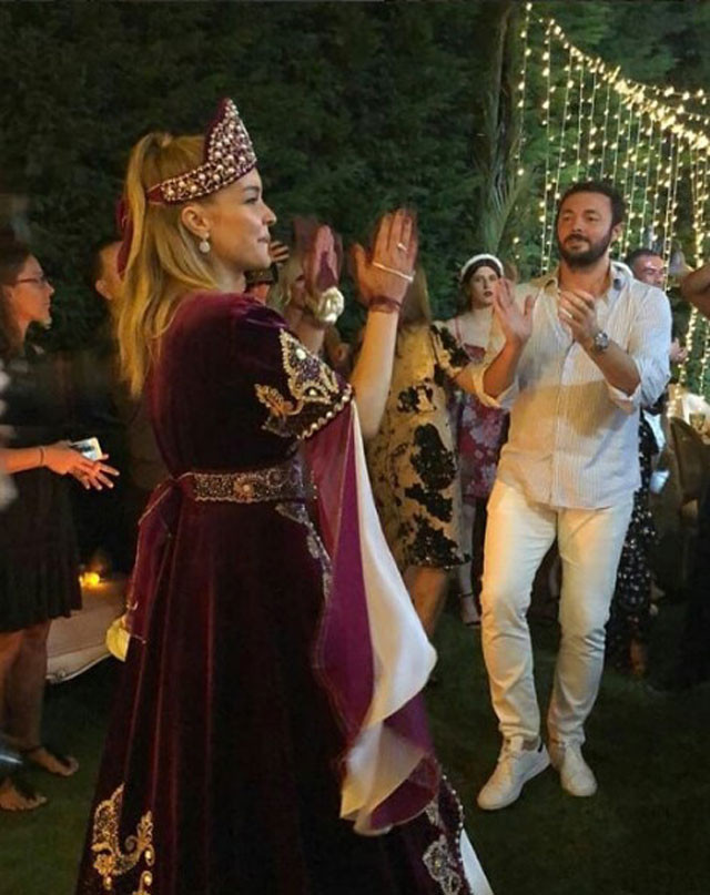 Bengü gelinin olağanüstü kınası! Servet harcadılar - Resim: 1