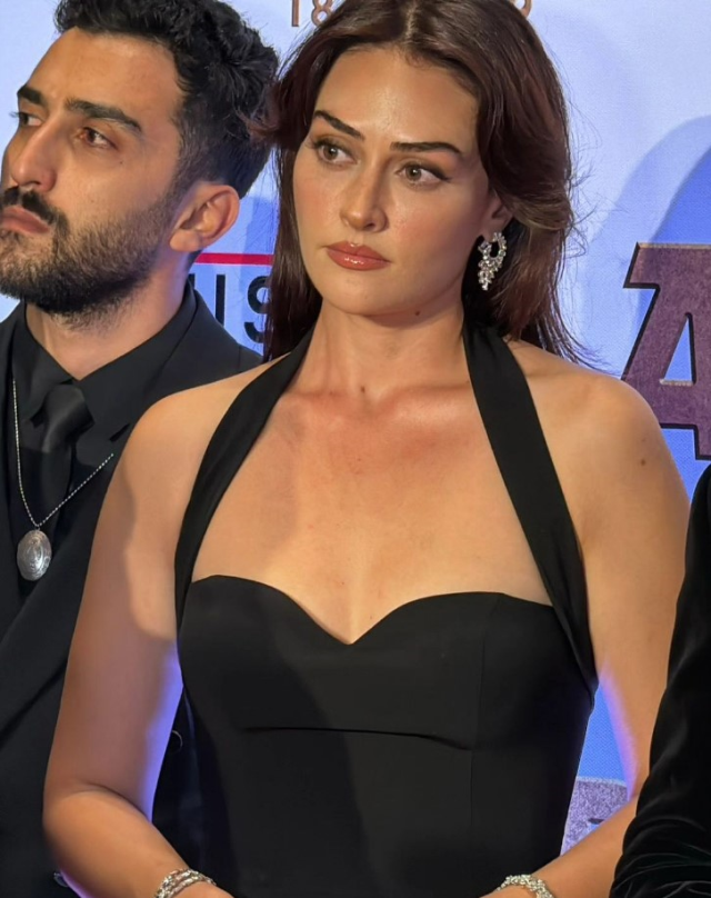 Esra Bilgiç'in galada zor anları! Derin yırtmaçlı elbisesi yırtıldı - Resim: 3