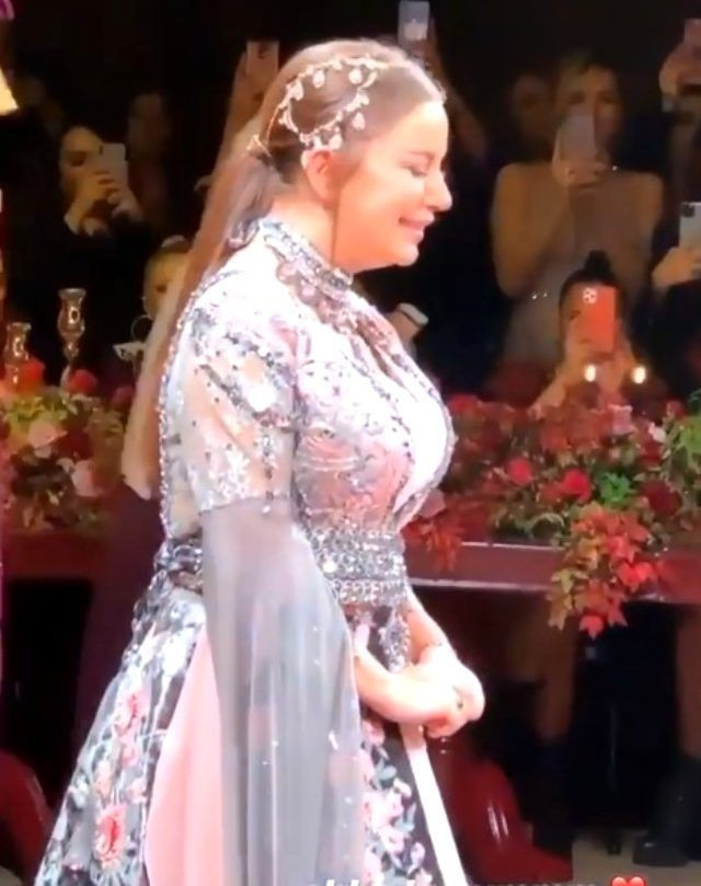 Merve Özbey kına gecesi düzenledi Demet Akalın hediyesiyle yine olay oldu - Resim: 4