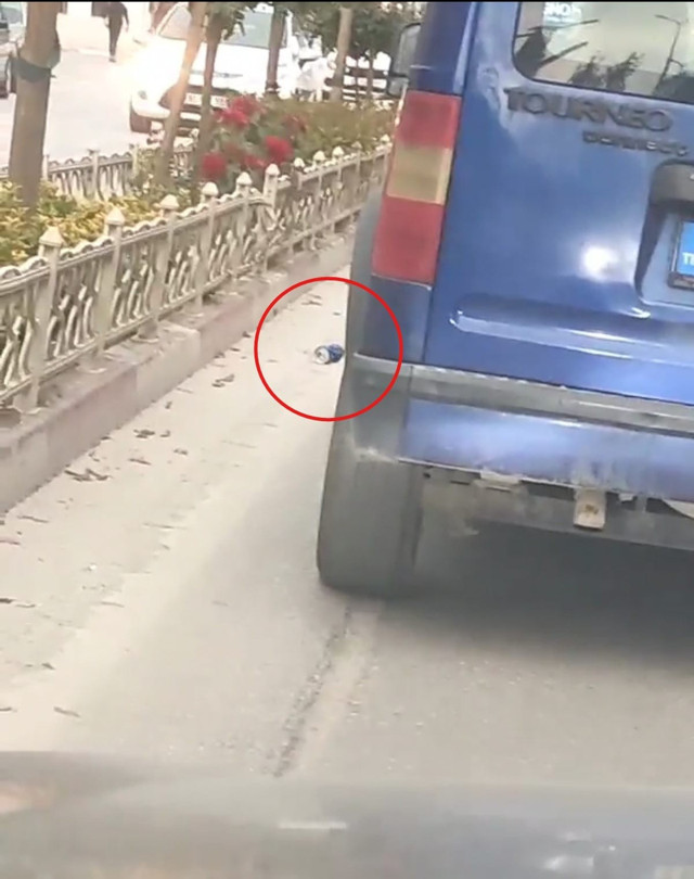 Trafikte yola çöp attı arkaından fotoğrafı çekilince cezayı yedi - Resim: 0