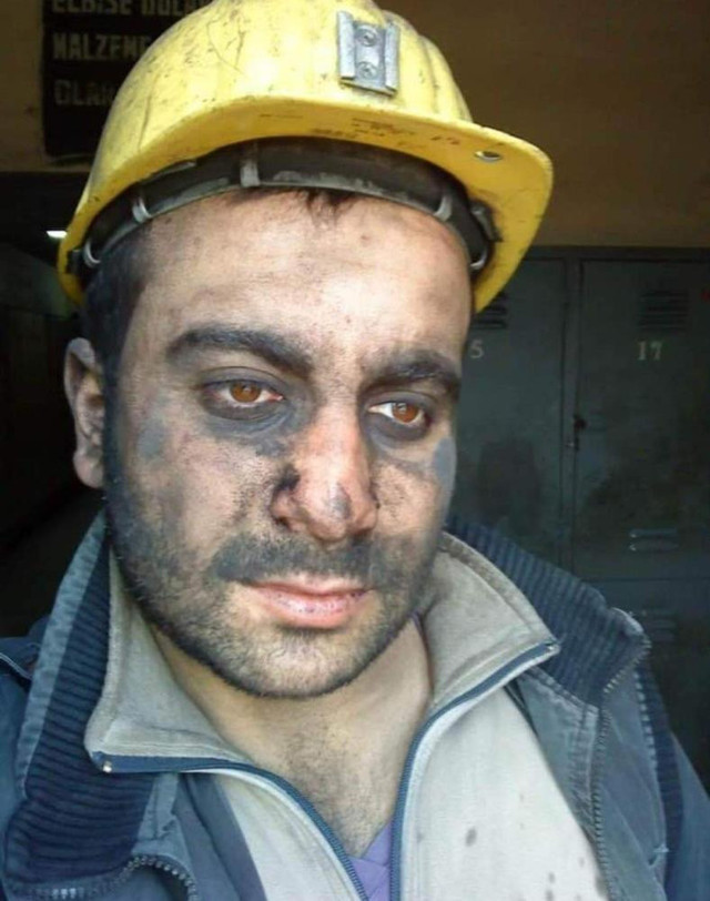 Maden şehidinin babasının zor anları! Tabutun başında güçlükle durdu - Resim: 3