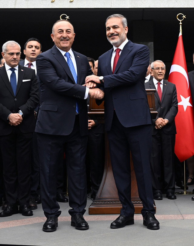 Dışişleri Bakanlığında devir teslim töreni! Hakan Fidan görevi Mevlüt Çavuşoğlu'ndan devraldı - Resim: 0