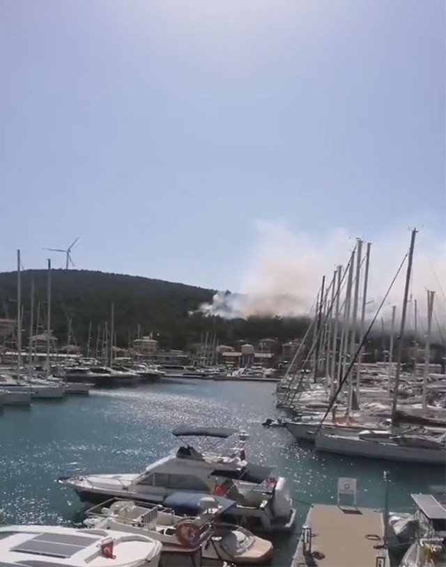 Çeşme'de makilik alanda yangın çıktı! Evleri boşaltın anonsları yapılıyor - Resim: 0