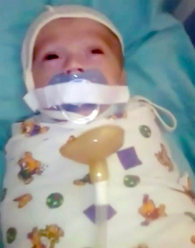 Kuvözdeki bebeğe emzik işkencesi! - Resim: 1