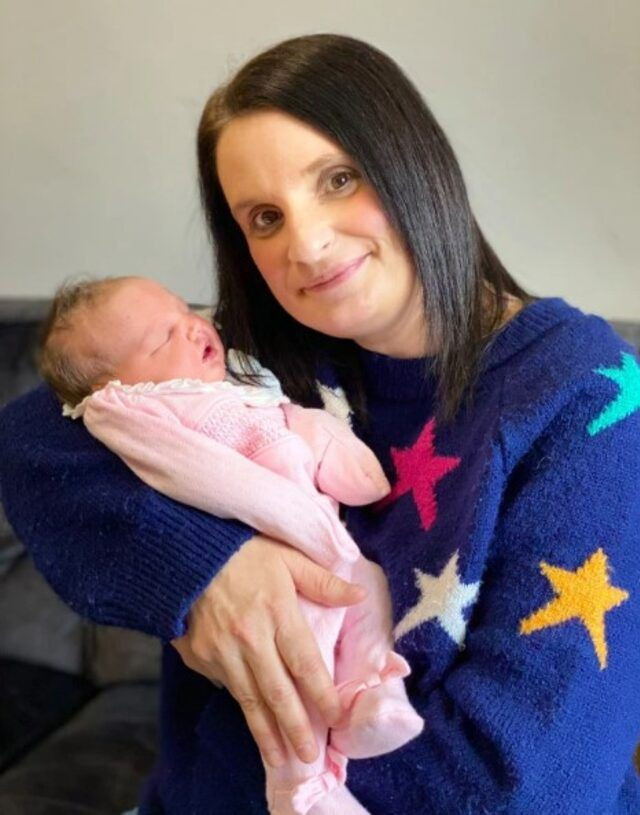 Koronavirüs zamanı 45 yaşında 22'nci kez anne oldu! - Resim: 1