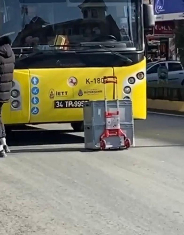 İETT otobüsünde kutu krizi: Otobüse alınmayınca yolu kapattı - Resim: 1