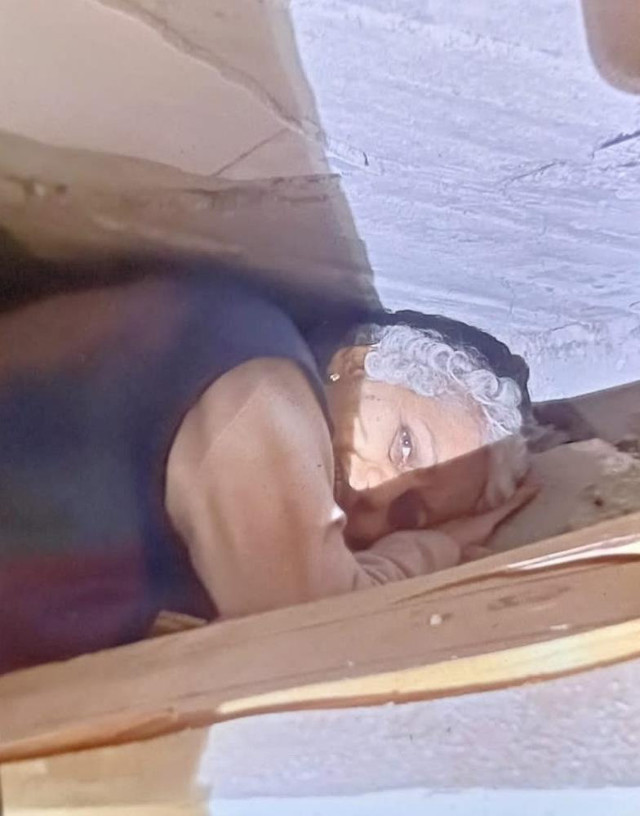 Enkaz altından 40 saat sonra kurtarıldı, mutluluğu gözlerinden okundu! İşte umut olan o gülümseme - Resim: 0