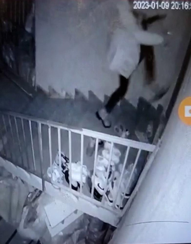 Eşinin evini tüfekle bastı, dehşet saçtı! Cani kocanın yaptıkları kan dondurdu: "Ayağına poşet eriterek..." - Resim: 0