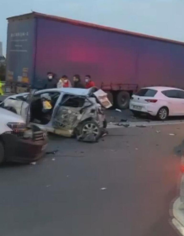 Esenyurt TEM Otoyolu'nda feci kaza 12 araç birbirine girdi trafik kilit - Resim: 0