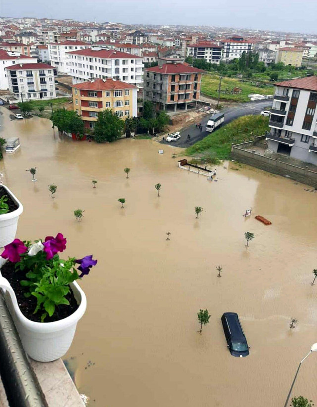 Tekirdağ Çorlu'da sağanak yağış cadde ve sokakları göle döndürdü - Resim: 1
