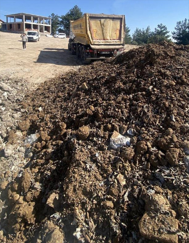 İzmir Torbalı'da kaçak hafriyat dökümü yapan 2 şirkete 11,2 milyon lira ceza - Resim: 1