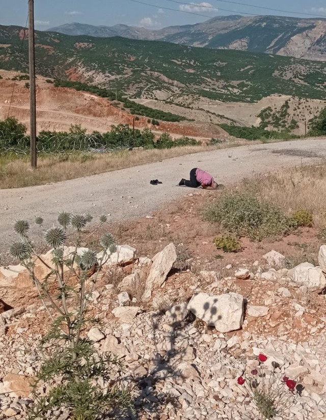 Kardeşinin şehit düştüğü noktada gözyaşları içerisinde namaz kıldı - Resim: 0
