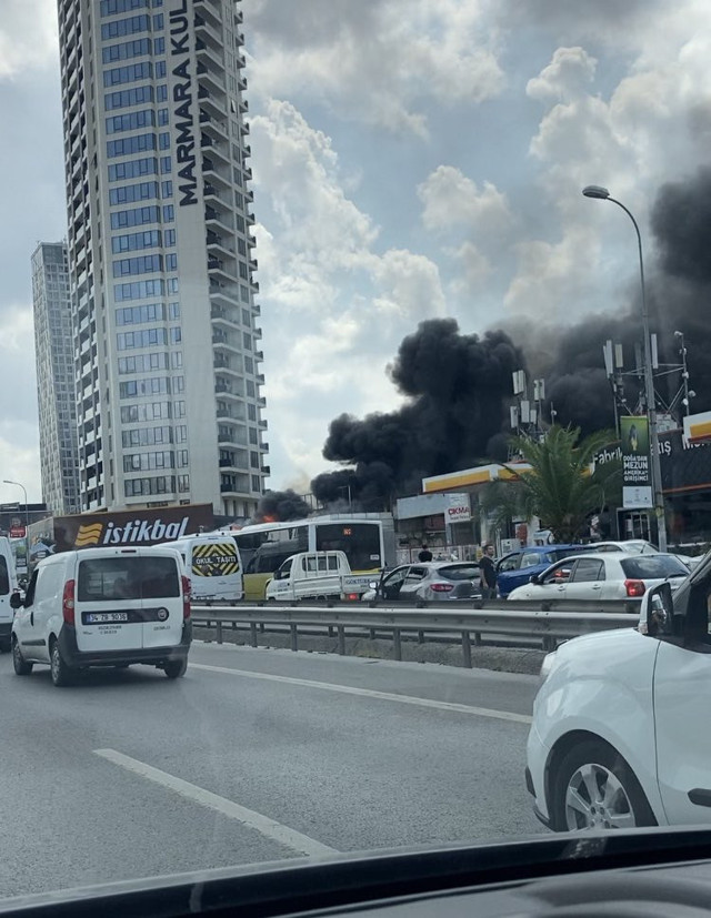 Kartal'da yangın! Balıkçı restoranı alevlere teslim oldu 2 işyeri zarar gördü - Resim: 0