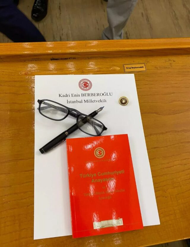 CHP Grup Toplantısı'nda Enis Berberoğlu'nun sırasına gözlük ve kol düğmesi koyuldu - Resim: 0