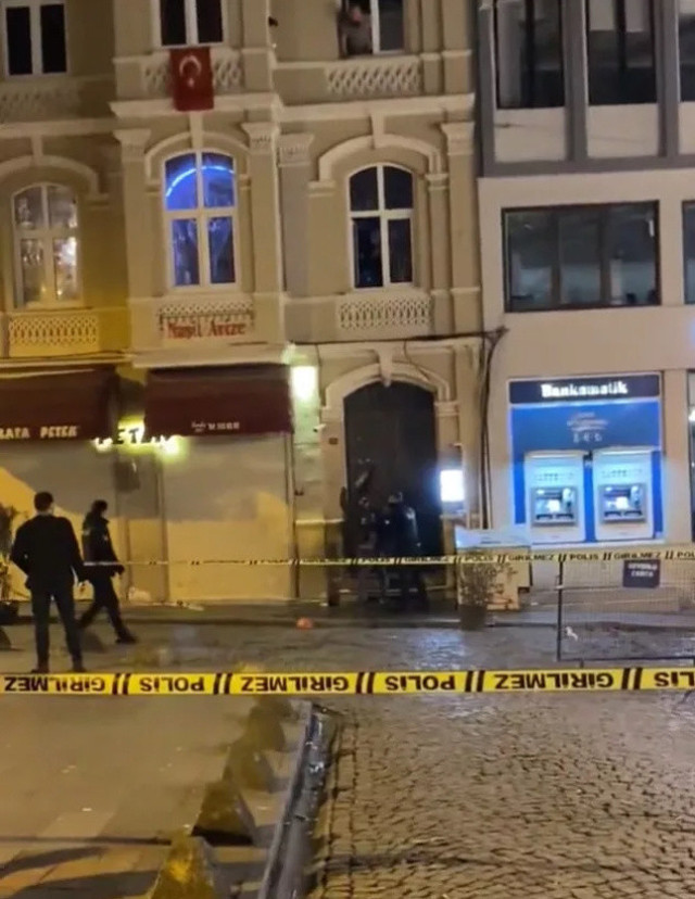 İstanbul'da şüpheli çanta paniği: "Ben bunu açarım, sıkıntı yok" deyip fırlattı, korku dolu anlar yaşandı - Resim: 0