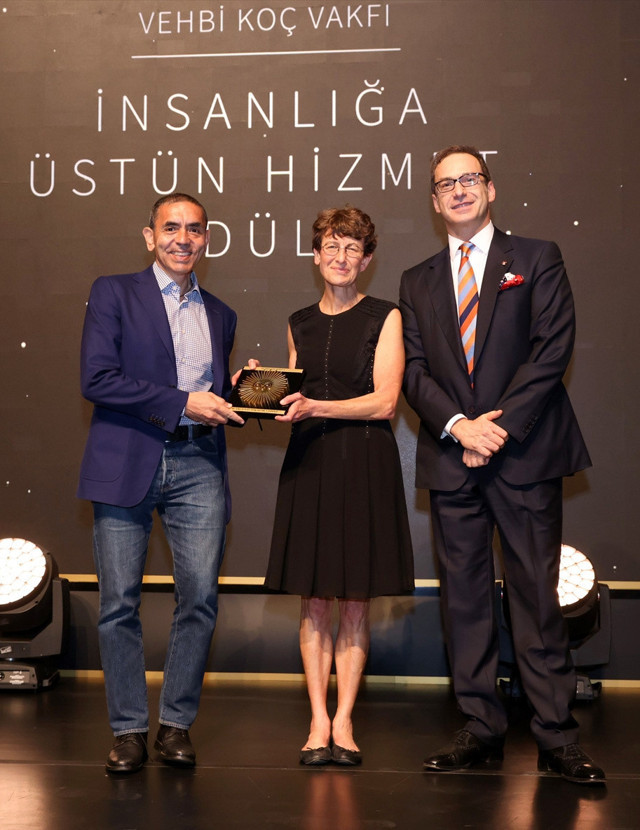 Sonbaharda yeniden maske takabiliriz! Özlem Türeci ve Uğur Şahin uyardı - Resim: 0