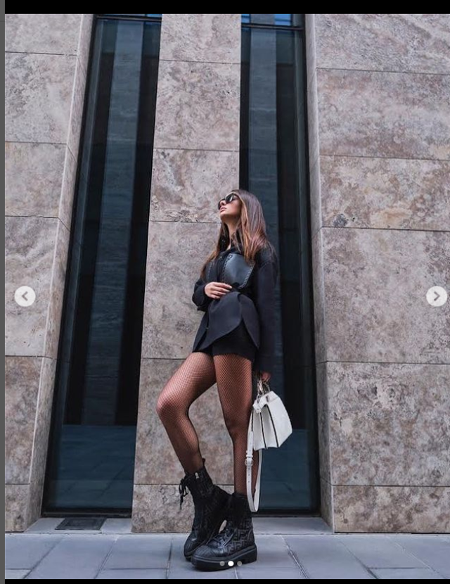 Ayça Ayşin Turan mini şortlu file çoraplı kombiniyle büyüledi - Resim: 2