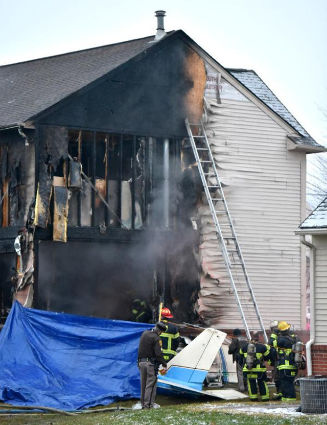 ABD’de küçük bir uçak evin üzerine düştü: 3 ölü - Resim: 0